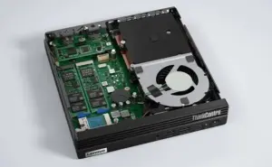 Lenovo ThinkCentre M75q AMD Ryzen™ 7 PRO 8700GE 32 GB DDR5-SDRAM 1 TB SSD Windows 11 Pro Mini PC Musta